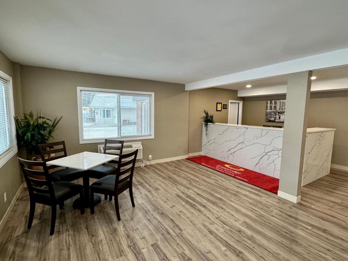 Econo Lodge Inn & Suites Pincher Creek Εξωτερικό φωτογραφία