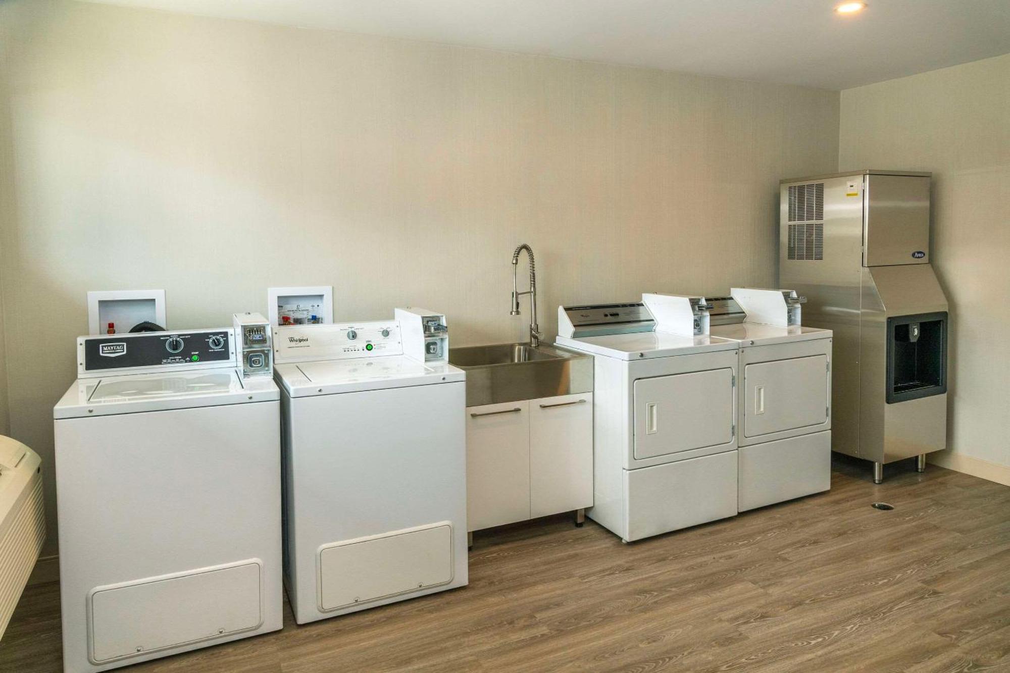Econo Lodge Inn & Suites Pincher Creek Εξωτερικό φωτογραφία