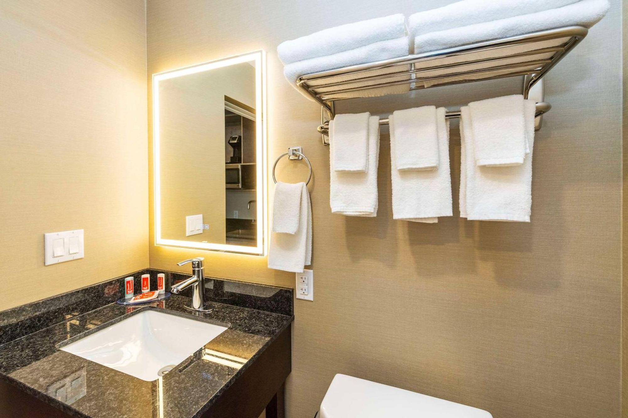 Econo Lodge Inn & Suites Pincher Creek Εξωτερικό φωτογραφία