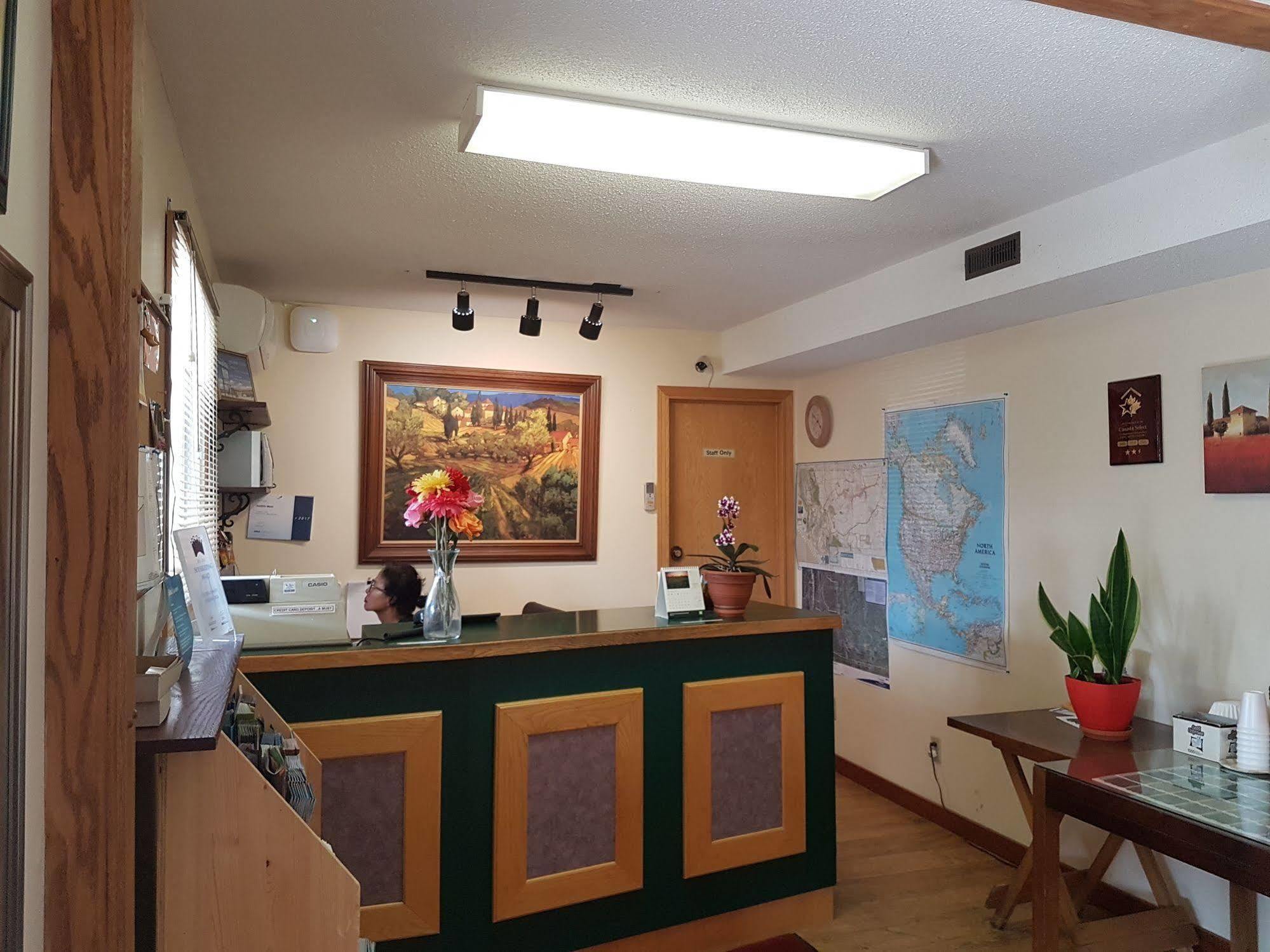 Econo Lodge Inn & Suites Pincher Creek Εξωτερικό φωτογραφία