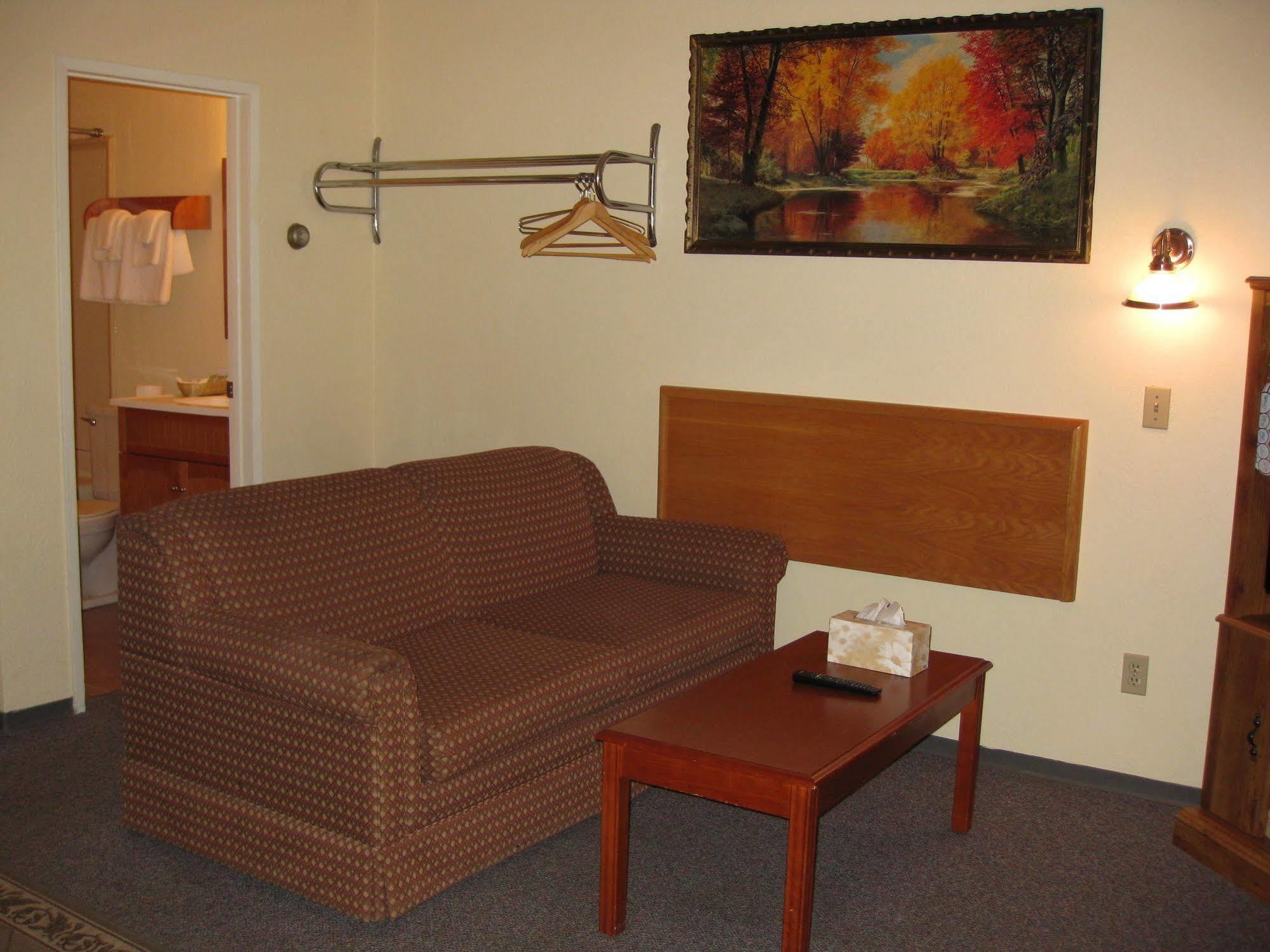 Econo Lodge Inn & Suites Pincher Creek Εξωτερικό φωτογραφία